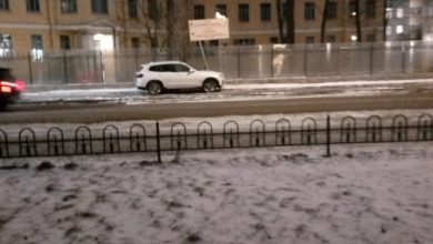 На Чапыгина, 13 кроссовер стоит на тротуаре. Рядом — снесённый знак