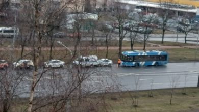 На проспекте Маршала Жукова напротив дома 33 сотрудники ГАИ общались с таксистами. Троллейбус решил…