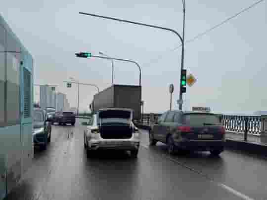 На перекрестке Октябрьской набережной и Приневской улицы в 11:30 участник ДТП на Черном Шевроле,…