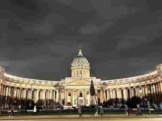 У Казанского собора совсем скоро засверкает новогодняя елка