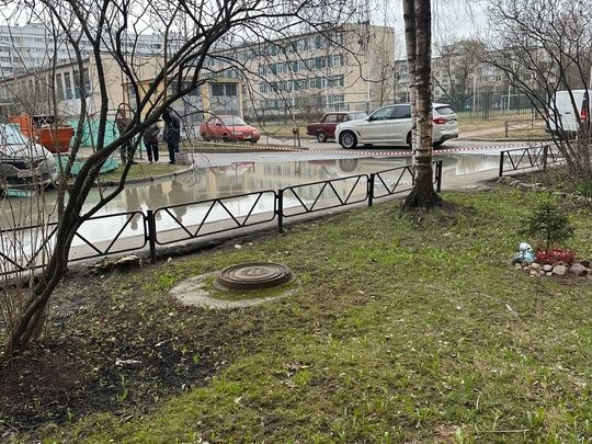На Ветеранов, 114к1 прорвало трубу