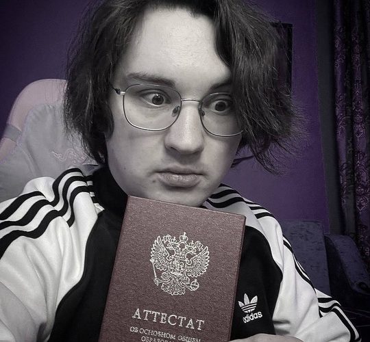 СМИ сообщают, что тело блогера Amoral (Дмитрий Костенков) нашли под окнами многоэтажки в Парголово….