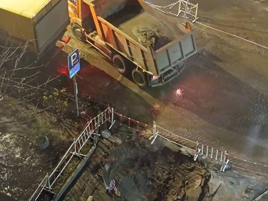 На Серпуховской улице при прорыве был поврежден припаркованный автомобиль: передняя часть машины частично ушла…