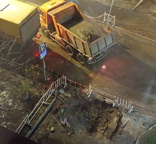 На Серпуховской улице при прорыве был поврежден припаркованный автомобиль: передняя часть машины частично ушла…