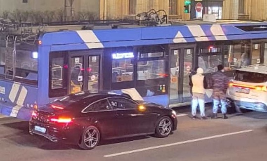 Мужчина, находясь в состоянии алкогольного опьянения, решил перебежать на запрещающий сигнал светофора через Невский…