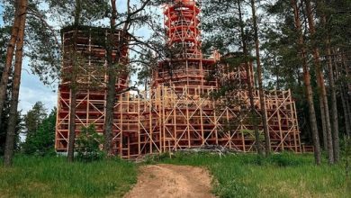 Девонский обрыв с церковью — это две яркие достопримечательности, которые, казалось бы, затерялись в…