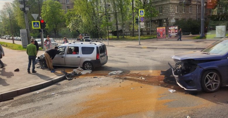 Довольно жёсткая авария на перекрёстке Хлопина и Политехнической