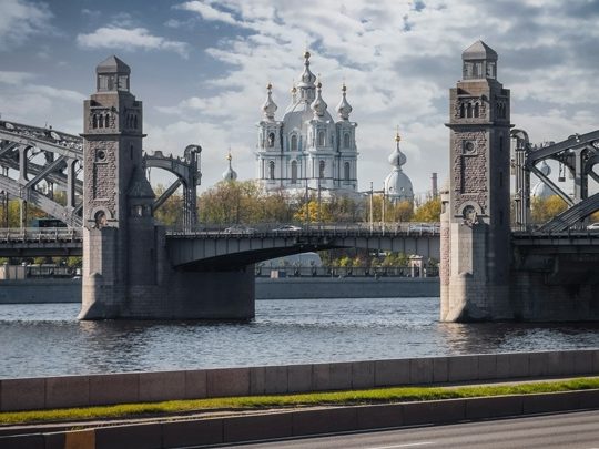 Большеохтинский мост и Смольный собор. Фото: kvant_man
