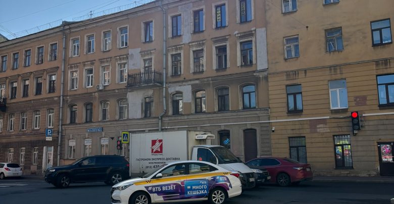 Перевозчики людей и продуктов устроили ДТП на пересечении улицы Марата и улицы Константина Заслоново