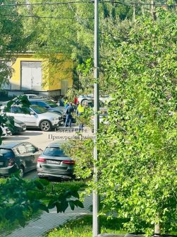 Вчера в районе Богатырского проспекта была погоня. Возле дома N 56 водитель оставил машину…