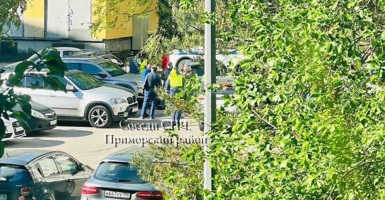 Вчера в районе Богатырского проспекта была погоня. Возле дома N 56 водитель оставил машину…