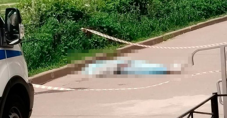 У дома 16/8 на Новоколомяжском проспекте лежит труп молодого парня. Говорят, он упал с…