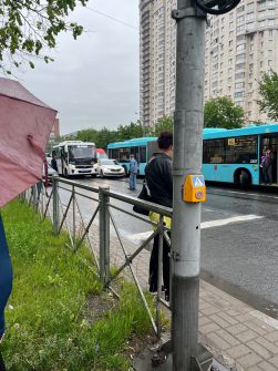 Встретились три гения на Энгельса рядом с Луначарского. Сильно мешают проезду
