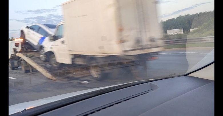 Ночью на КАДе в эвакуатор, который грузил каршеринг после ДТП влетел грузовик