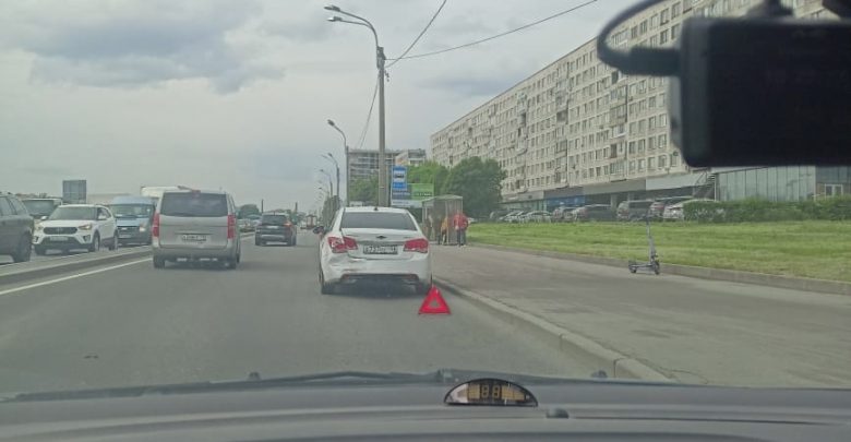 Дтп на Октябрьской набережной около ЗАГСа, в левом и правом ряду. Пробка уже намечается