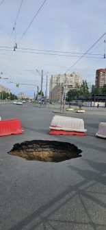 На пересечении проспекта Художников с проспектом Просвещения моментально обрушился асфальт . Службы на месте…
