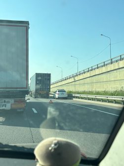 Московское шоссе, перед выездом на Софийскую. Фура догнала несколько легковушек