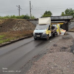 У дедушки «моста глупости» на Южном шоссе — просто праздник. Движение перекрыто, водилы поблизости….