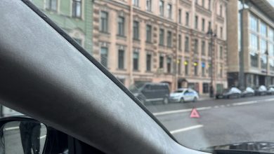На улице Марата водитель такси решил развернуться через два ряда и не увидел водителя…