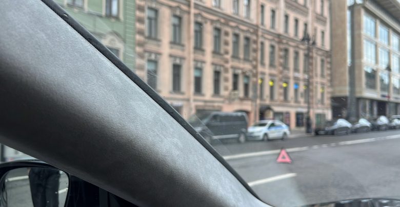 На улице Марата водитель такси решил развернуться через два ряда и не увидел водителя…