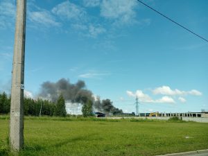На Зотовском горят боксы, на месте 8 пожарных машин