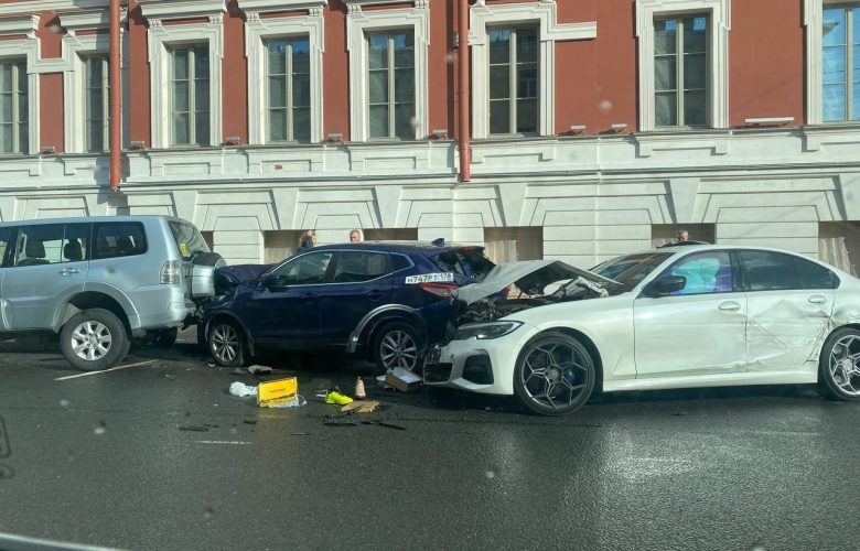 ДТП на пересечении проспекта Римского-Корсакова и Лермонтовского проспекта