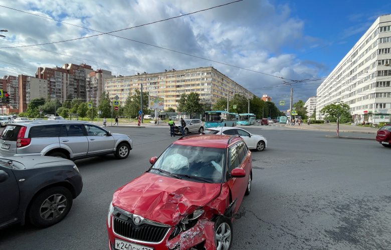 30 июня в 17:00-17:25 красная «Шкода» попала в аварию на перекрестке улицы Композиторов и…