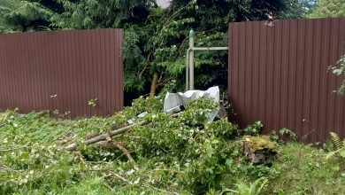 У станции Пост Ковалёво сломан забор и раздавлен микроавтобус
