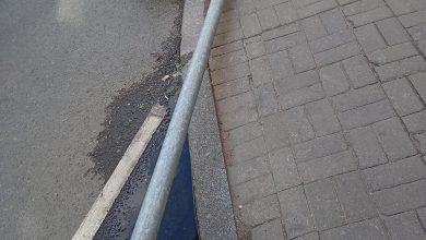 На Парадной улице прилëг дорожный щит