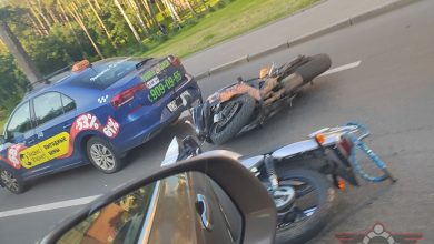 Два мотоциклиста упали и задели таксиста на проспекте Энгельса