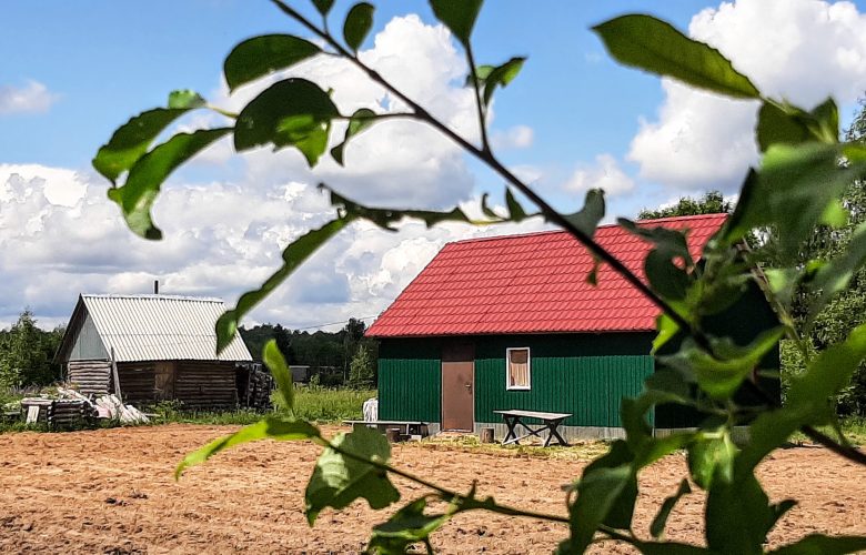 БРЕВЕНЧАТЫЙ ДОМИК С БАНЕЙ НА УЧАСТКЕ 15 СОТОК ИЖС В ПЕЧОРСКОМ РАЙОНЕ ПСКОВСКОЙ ОБЛАСТИ….