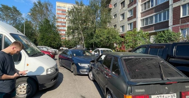 Вчера на Коллонтай 14к4 2 мужчина в неадекватном состоянии на автомобиле Lincoln протаранил три…