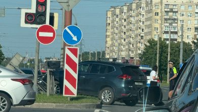 Неудачно закончился прыжок внедорожника через ограждение на перекрестке проспекта Славы и Будапештской улицы