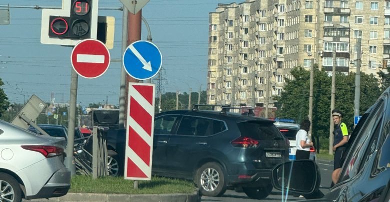 Неудачно закончился прыжок внедорожника через ограждение на перекрестке проспекта Славы и Будапештской улицы