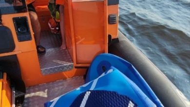 Женщину с ребенком, катавшихся на сапе в Кронштадте, унесло в залив. Сотрудники Поисково-спасательной службы…