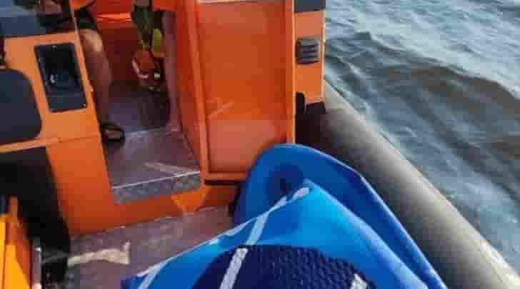 Женщину с ребенком, катавшихся на сапе в Кронштадте, унесло в залив. Сотрудники Поисково-спасательной службы…