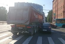 Криволинейное движение фуры парализовало на некоторое время движение на перекрестке Обуховской Обороны и Шелгунова