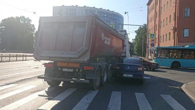 Криволинейное движение фуры парализовало на некоторое время движение на перекрестке Обуховской Обороны и Шелгунова