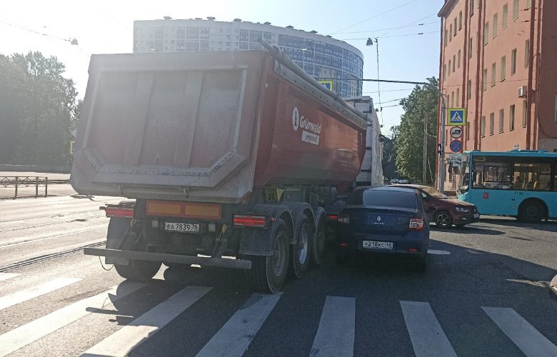 Криволинейное движение фуры парализовало на некоторое время движение на перекрестке Обуховской Обороны и Шелгунова