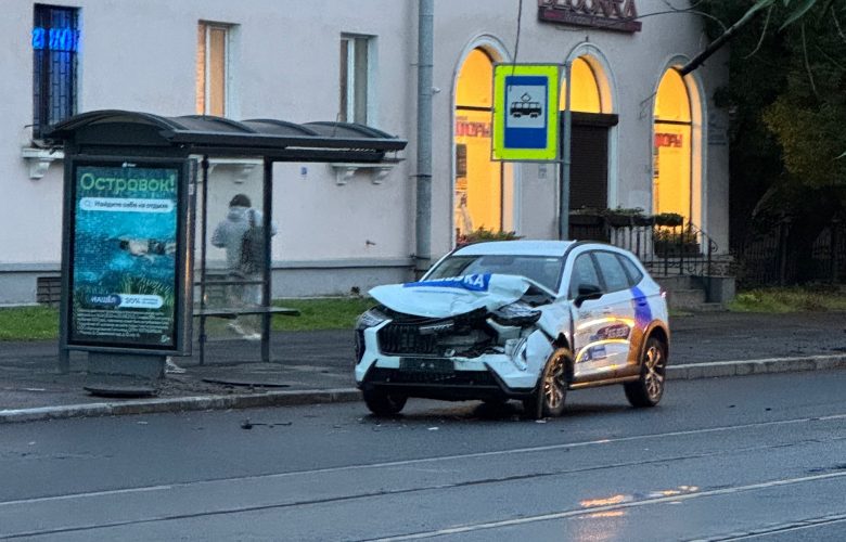 Вчера вечером у дома 60 по улице Савушкина каршеринг смачно в кого-то упёрся