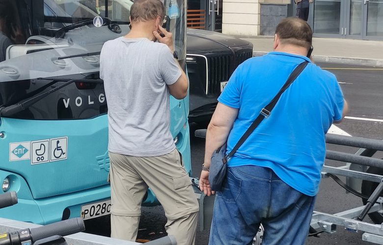 У метро Ломоносовская водитель автобуса насадился на новый прицеп