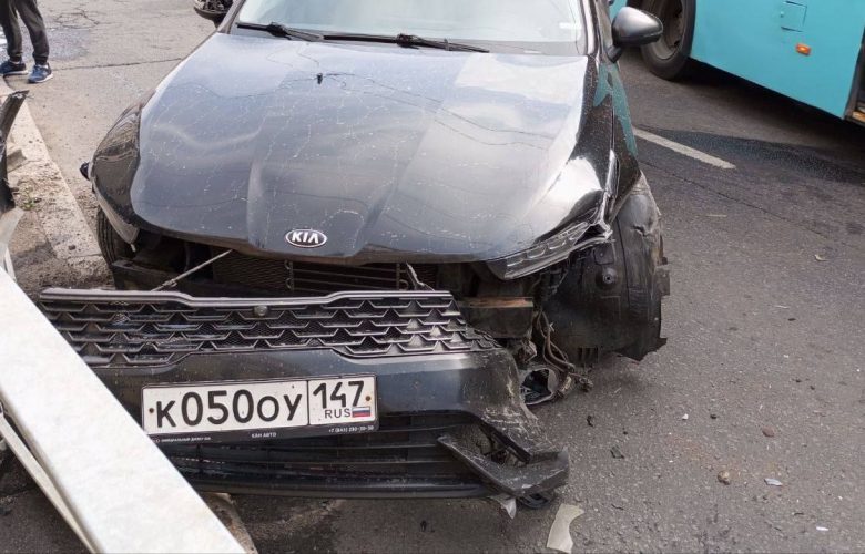 На Курской, 24 — ДТП, три участника, снесено ограждение