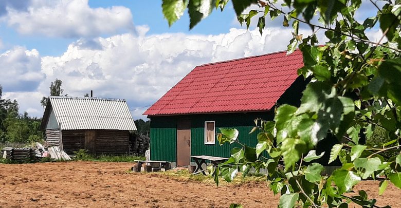 БРЕВЕНЧАТЫЙ ДОМИК С БАНЕЙ НА УЧАСТКЕ 15 СОТОК ИЖС В ПЕЧОРСКОМ РАЙОНЕ ПСКОВСКОЙ ОБЛАСТИ….