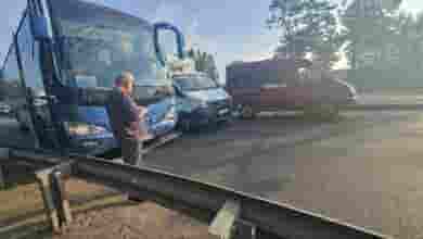 Московское шоссе из города стоит после аварии с автобусом и фургоном в районе Ленсоветовского