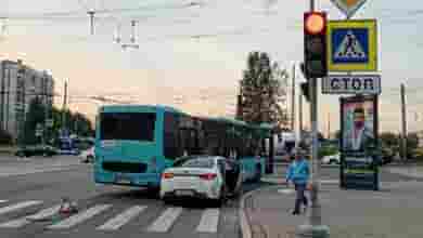 На перекрёстке Наличной и Уральской таксист на «КИА» решил не уступать и идти до…