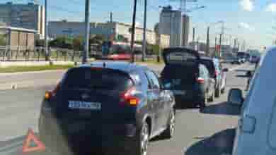 Паровозик на Петергофском шоссе. Напротив Южно-Приморского парка, перед поворотом на Доблести