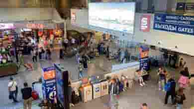 Агенты по гостеприимству начинают раздавать мягкие коврики и складные стулья для комфортного размещения пассажиров…