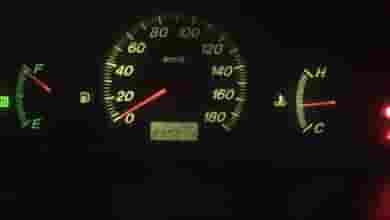 Продаю Мазду 2000 года АКПП 4-эсп Кондей! Состояние пороги устали(не критично) заменить пару резинок!…