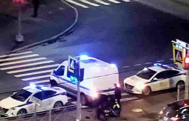 На перекрёстке Ириновского и Индустриального кого-то приняли. Лежит на асфальте и кричит «отпустите меня»…