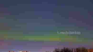 Этим вечером в Петербурге и Ленинградской области снова можно наблюдать северное сияние. Кадры из…